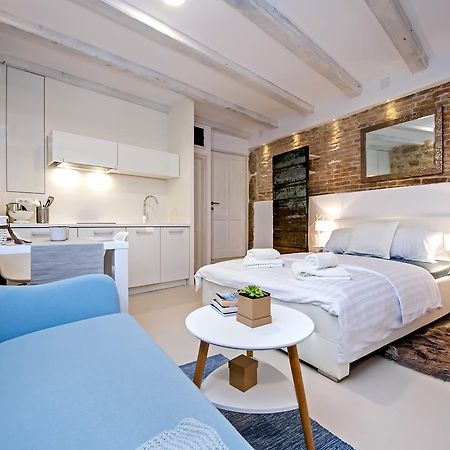 Luna Rooms And Studios โรวีน ภายนอก รูปภาพ