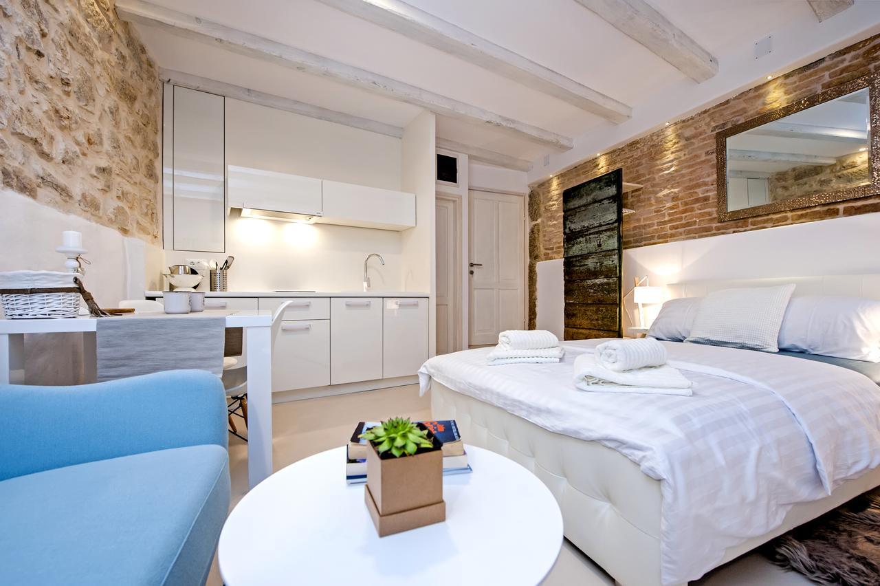 Luna Rooms And Studios โรวีน ภายนอก รูปภาพ