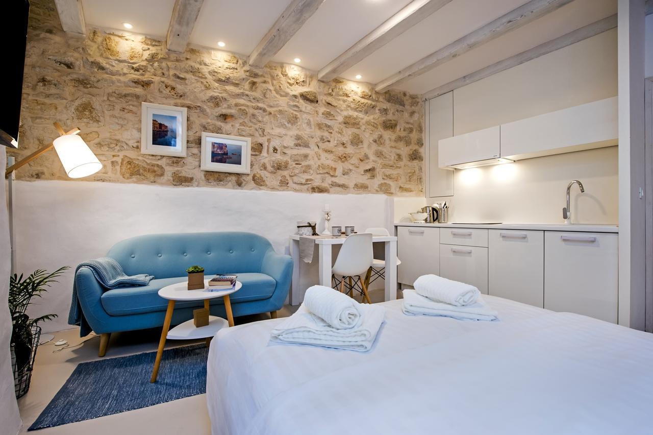 Luna Rooms And Studios โรวีน ภายนอก รูปภาพ