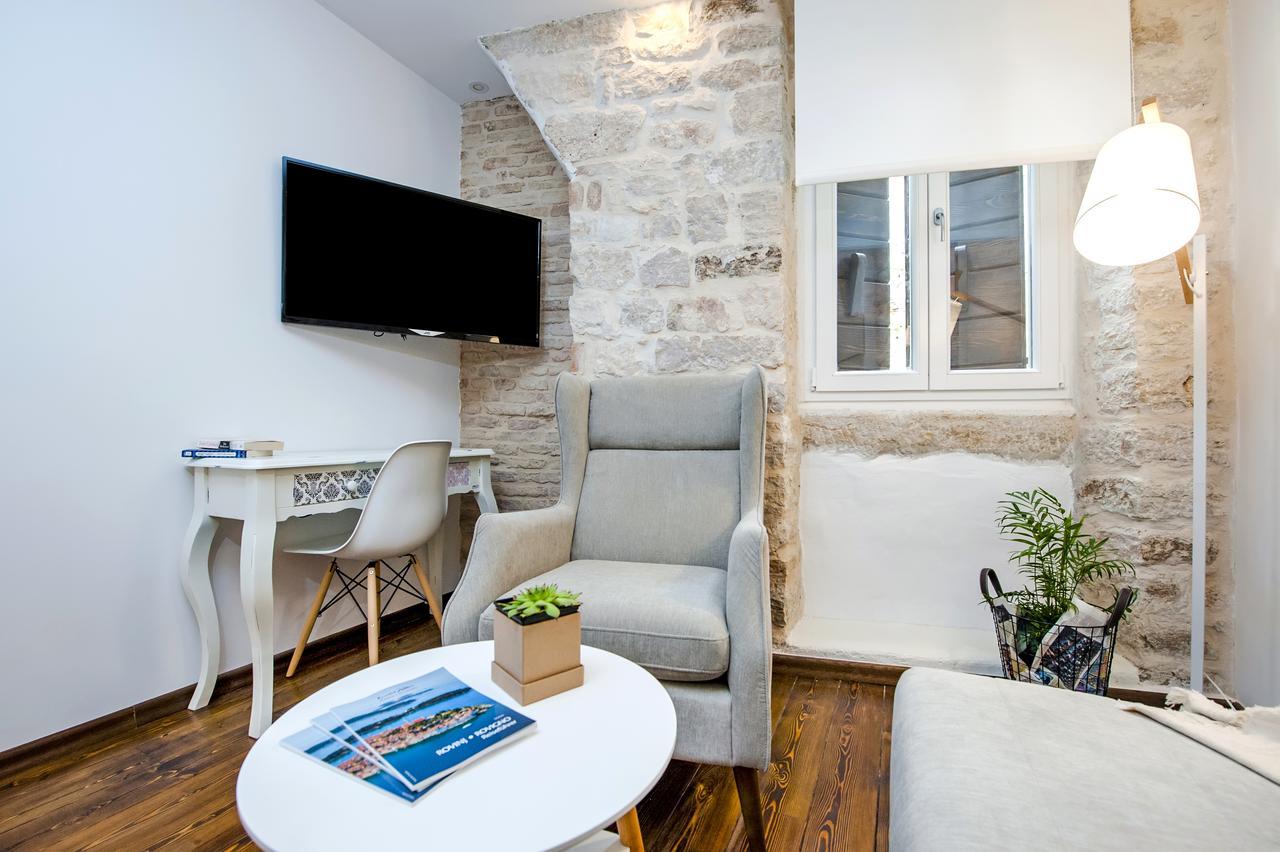 Luna Rooms And Studios โรวีน ภายนอก รูปภาพ